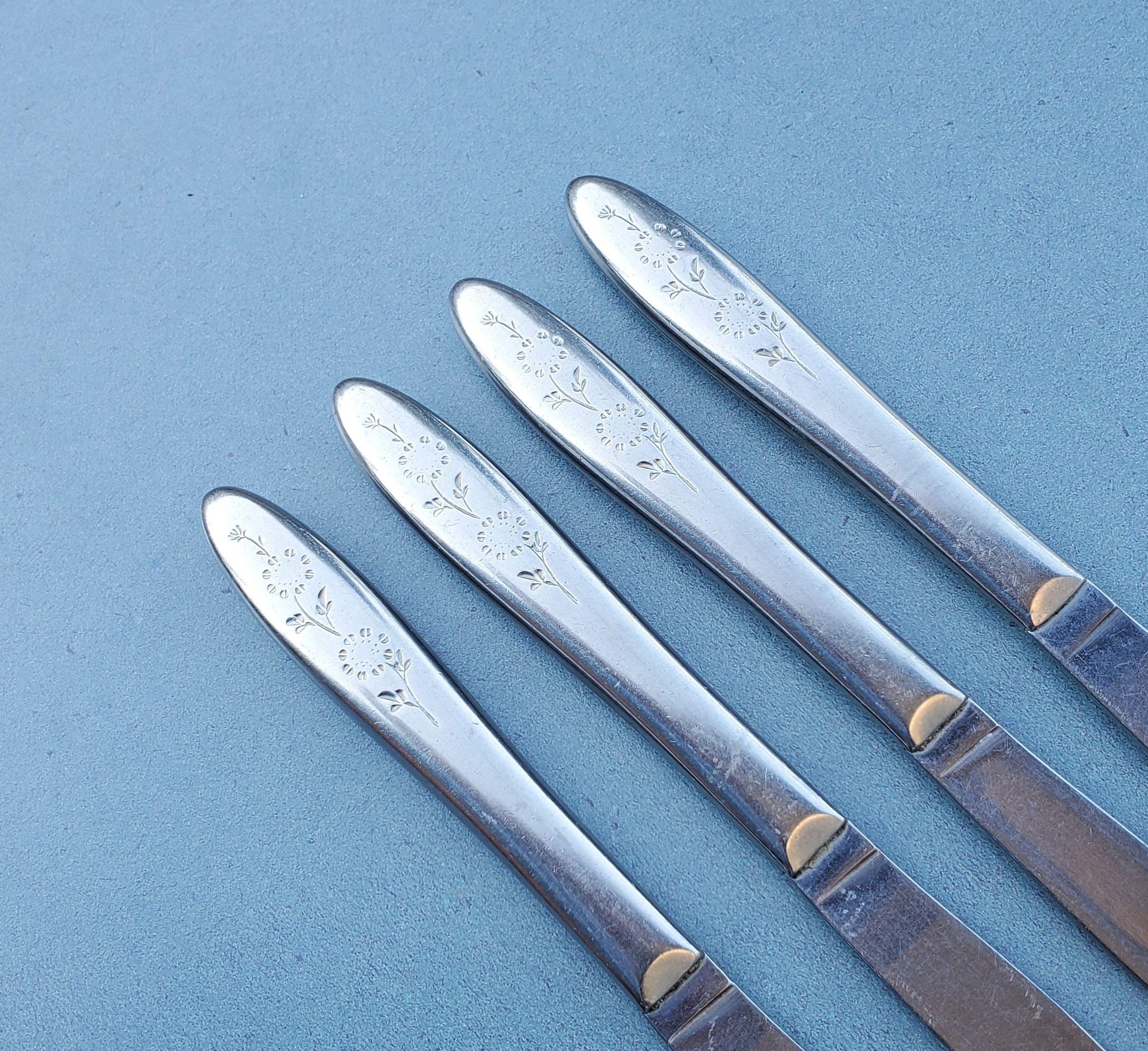 Wood Dale Stainless by Sears Roebuck Set of 4 Dinner Knives Daisy Style