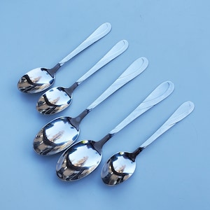 Pfaltzgraff Stainless Flatware Swirl Pattern - Mixed Lot of 5 Spoons - Rounded Handle Design - 2 Soup Spoons - 3 Teaspoons - MCM