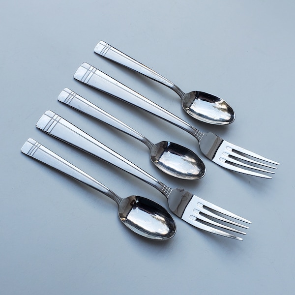 Oneida Stainless Amsterdam Pattern - Mixed Lot of 5 Pieces - 2 Dinner Forks - 3 Teaspoons - Satin Handle Finish Glossy Accents Linear Design
