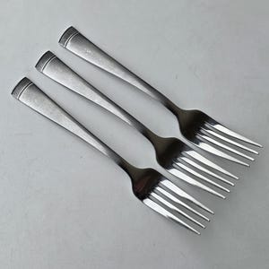 Cambridge Silversmiths Stainless Solvay Sand Pattern - Set of 3 Salad Forks - Satin Handle Finish - Pebble Texture On Handle - 6.875"