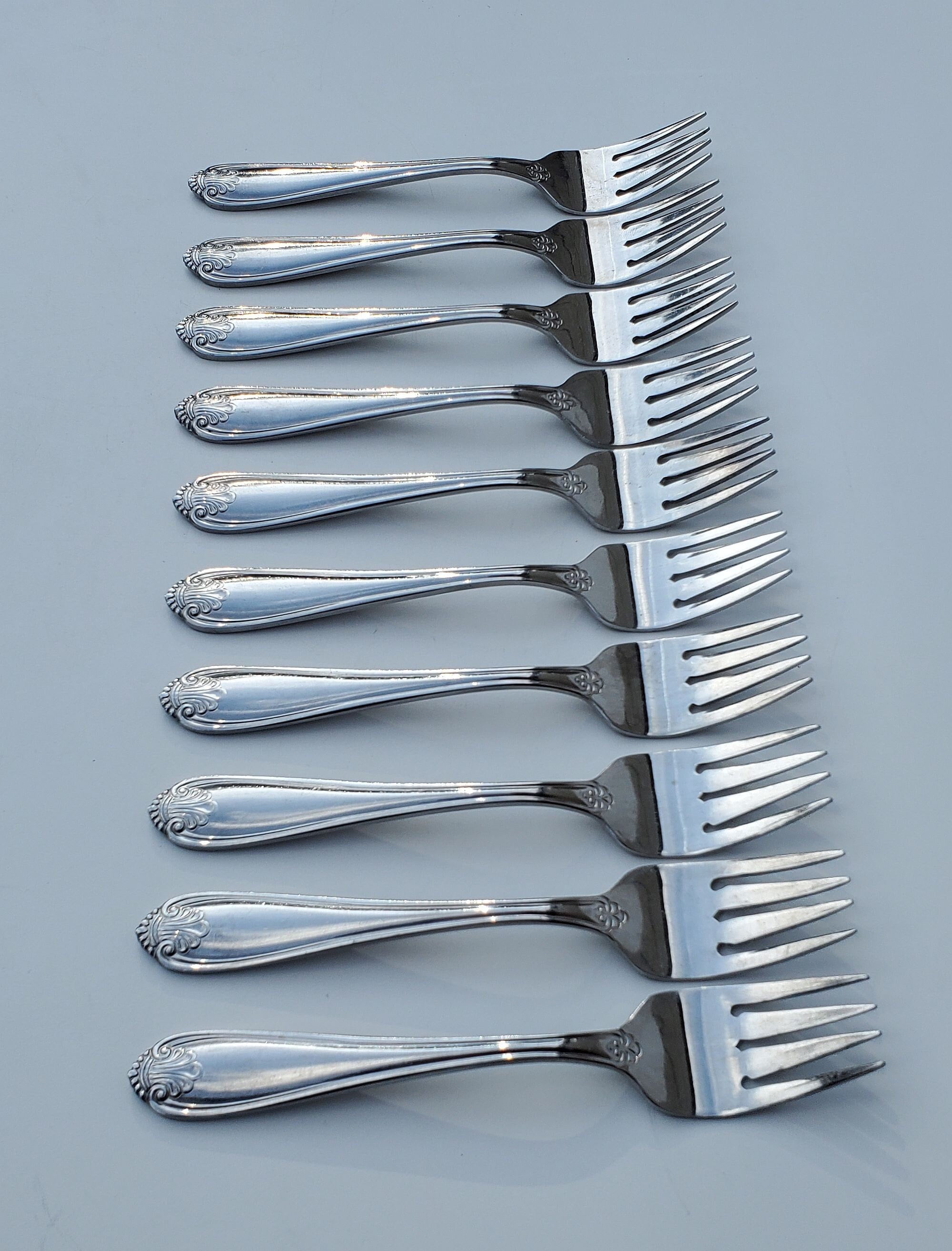 Oneida Northland Royal Shell Set of 10 Salad Forks - Glossy - Fleur De Lis Shell Design On Rounded Handle - 7"