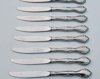 Oneida Community Stainless Cantata Pattern - Set of 8 Dinner Knives - Glossy Finish - Scroll Work Handle Design - Glossy Blades - 9"