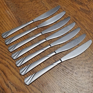 Cambridge Stainless Flatware - Set of 6 Dinner Knives - Glossy Finish With Satin Highlights - Swirl Design On End Of Handle - 8.75&quot;