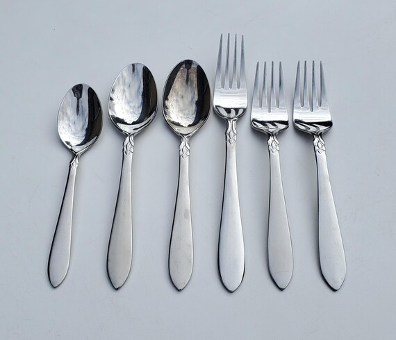 Oneida 18/0 Stainless Simba Pattern - Mixed Set of 6 Pieces