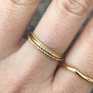 Anillo chapado en oro de 14k, piedra preciosa de estilo minimalista, anillo de piedra blanca fina de circón 5A, anillo fino apilable, regalo para mujer