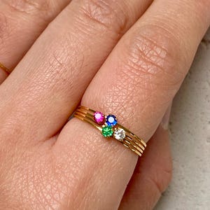 Bague empilable dorée à 14k - bague incrustée de zircon de couleur émeraude - rubi - bleu saphir - cadeau pour elle - bague femme