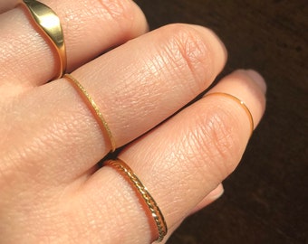 Minimalistischer Stapelring aus 14 Karat Gold – dünner gedrehter Ring – Knöchelring – Stapelring – Geschenk für Frau