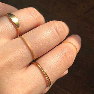 Minimalistischer Stapelring aus 14 Karat Gold – dünner gedrehter Ring – Knöchelring – Stapelring – Geschenk für Frau