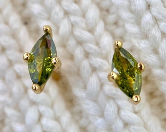 Puces d'oreilles en argent massif s925 dorée- une paire- clous d'oreilles or mini goujon hélice stud cartilage pierre verte olive