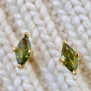 Stud earrings in solid silver s925 gold - a pair - gold ear studs mini stud helix stud cartilage olive green stone