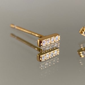 Minimalistische 14k vergulde s925 massief zilveren oorknop - PRIJS PER STUK - kleine staafoorknop met witte stenen oorbel
