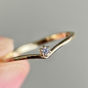 Sottile anello in argento massiccio s925 finemente dorato a 14k - anello impilabile in pietra bianca zircone minimalista - anello in oro unito - anello in oro da donna