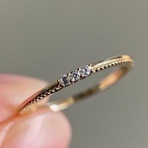 Sottile anello in argento massiccio s925 finemente dorato a 14k - anello impilabile in pietra bianca zircone minimalista - anello in oro unito - anello in oro da donna