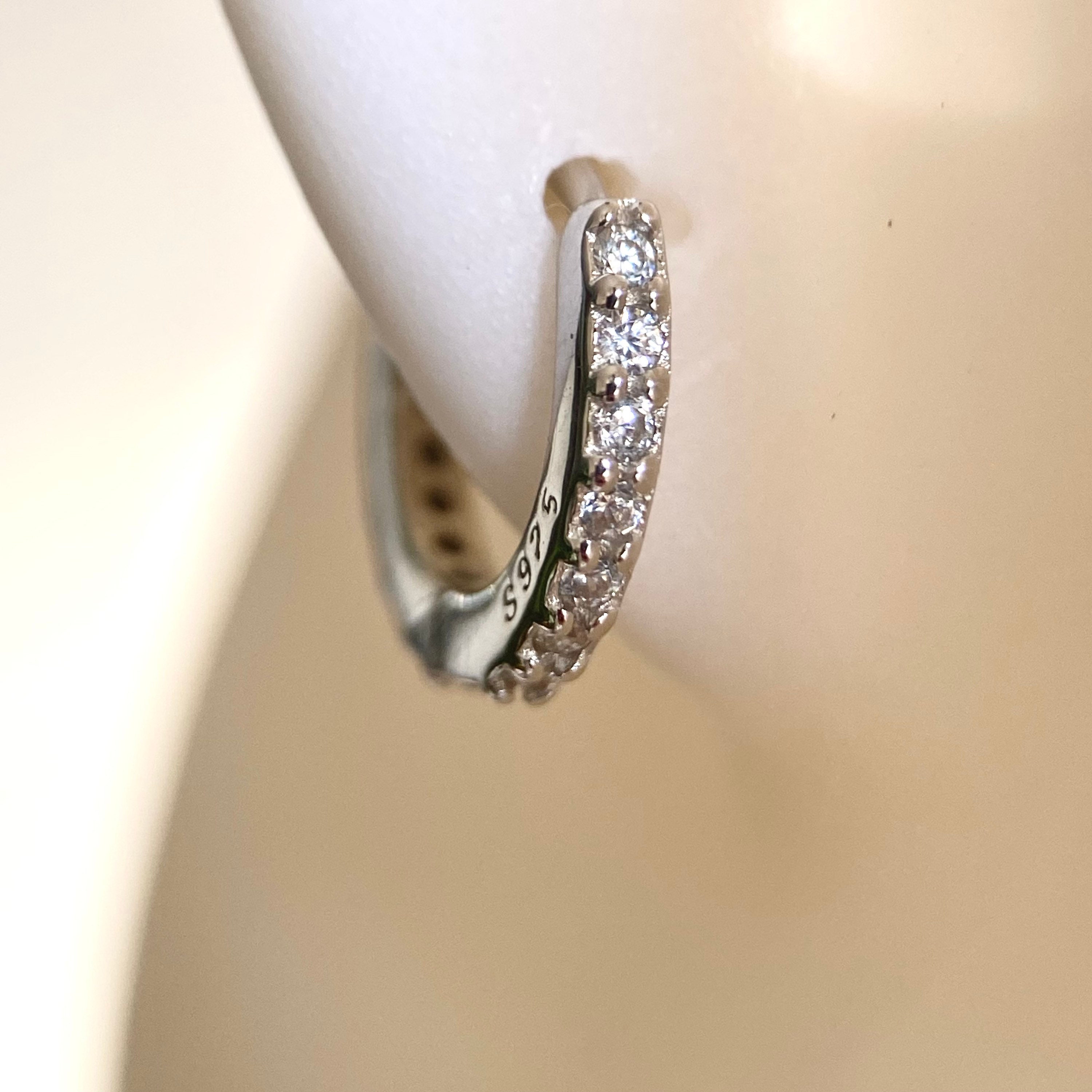Boucles D'oreilles En Or Blanc Avec Pierres Blanches - Occasion - Style Boucle Classique