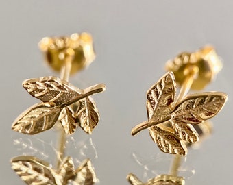 Stud earrings in solid s925 silver with 14 carat gold plating - mini leaf gold earrings - white gold stud earrings - women's ear jewelry