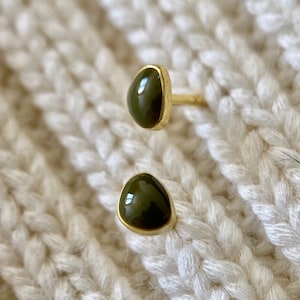 Pendientes de plata maciza s925 chapados en oro - un par - pendientes de botón de oro - pendientes de esmalte verde oliva