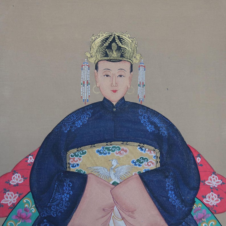 Pode incluir: Retrato de uma pessoa em traje asi&aacute;tico tradicional. A pessoa usa uma t&uacute;nica azul escura com padr&otilde;es florais ornamentados e uma coroa dourada. A obra de arte apresenta uma representa&ccedil;&atilde;o detalhada do rosto e da roupa da pessoa, com um fundo neutro.