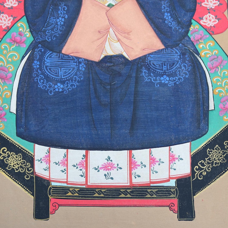 Pode incluir: Pintura detalhada de uma figura em traje asi&aacute;tico tradicional. A figura usa uma t&uacute;nica azul escura com detalhes azuis ornamentados e um top rosa claro. A parte inferior apresenta uma saia branca com padr&otilde;es florais rosa, contra um fundo colorido.