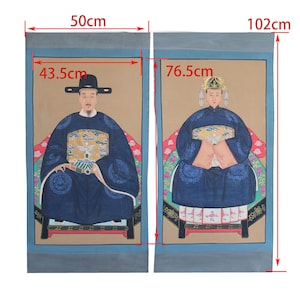Pode incluir: Dois retratos asi&aacute;ticos emoldurados. O primeiro tem 50 cm de largura e 102 cm de altura, retratando um homem com uma t&uacute;nica e chap&eacute;u azul escuro. O segundo tem 50 cm de largura e 102 cm de altura, mostrando uma mulher com uma t&uacute;nica azul e toucado.