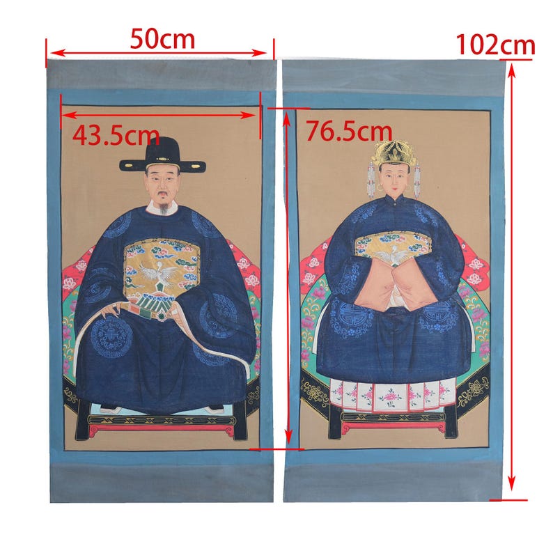 Pode incluir: Dois retratos asi&aacute;ticos emoldurados. O primeiro tem 50 cm de largura e 102 cm de altura, retratando um homem com uma t&uacute;nica e chap&eacute;u azul escuro. O segundo tem 50 cm de largura e 102 cm de altura, mostrando uma mulher com uma t&uacute;nica azul e toucado.