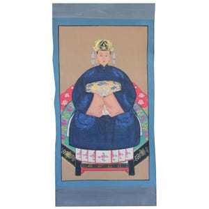 Pode incluir: Uma pintura de retrato asi&aacute;tica tradicional de uma pessoa em uma t&uacute;nica azul escura com detalhes dourados e uma coroa de ouro. A pessoa est&aacute; sentada em uma cadeira decorada com um desenho floral. A pintura &eacute; emoldurada em uma borda azul.