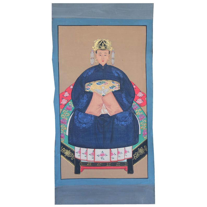 Pode incluir: Uma pintura de retrato asi&aacute;tica tradicional de uma pessoa em uma t&uacute;nica azul escura com detalhes dourados e uma coroa de ouro. A pessoa est&aacute; sentada em uma cadeira decorada com um desenho floral. A pintura &eacute; emoldurada em uma borda azul.