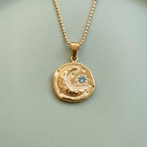 Collar con colgante de moneda celestial dorada, medallón de luna y estrella, joyería resistente al agua y al deslustre.