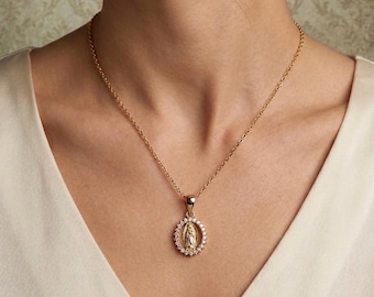 Collier Vierge de Guadalupe en acier inoxydable doré - Pendentif Vierge Marie avec halo d'oxydes de zirconium cubiques - Bijoux de foi catholique