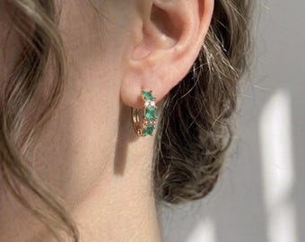 Boucles d'oreilles Huggie Baguette CZ turquoise en or - Créoles géométriques minimalistes délicates