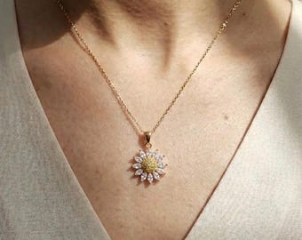 Collier à pendentif tournesol en acier inoxydable doré - CZ jaune glacée et transparente - Neuf dans la boîte - Bijoux réglables délicats de fleurs célestes