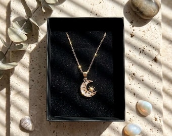 Collier croissant de lune et étoile glacés en acier inoxydable doré - Pendentif céleste baguette avec zircone cubique