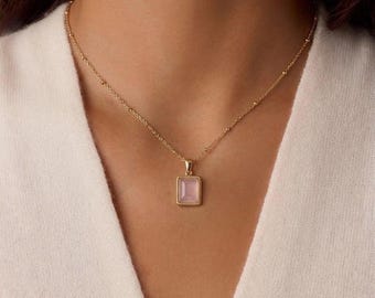 Collier à pendentif rectangle rose en acier inoxydable doré - chaîne satellite délicate - bijoux minimalistes en pierre rose taille émeraude