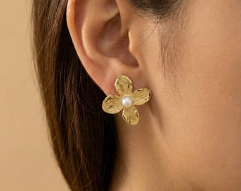 Boucles d'oreilles ornées de fleurs, gros clous centraux en perles, pétales dorés texturés, bijoux floraux de style vintage, clous d'art abstrait