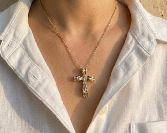 Collier croix en or | Pendentif en cristal torsadé en acier inoxydable | Grande breloque religieuse pavée