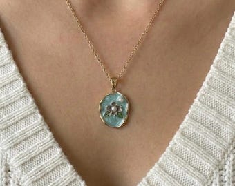 Collier camée floral rempli d'or • Pendentif perle rose bleu émaillé • Bijoux Cottagecore