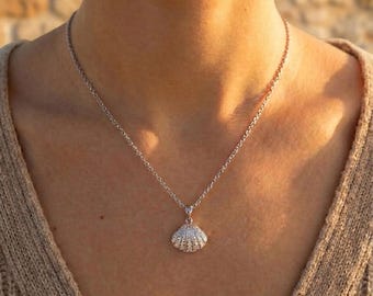 Collier de coquillages en cristal argenté • Pendentif médaillon en perles d'ouverture • Bijoux sirène en acier inoxydable • Cadeau de plage pour elle • Boîte incluse