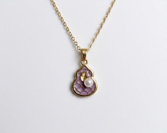 Collier calebasse en émail violet, acier inoxydable doré, détails feuille de fausses perles