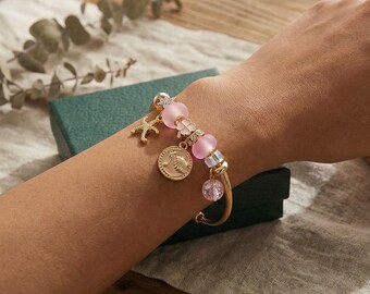 Bracelet-jonc doré océan à breloques | Étoile de mer, coquillage et perles roses