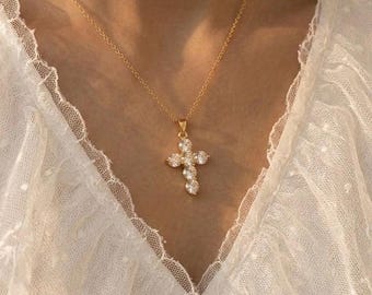 Collier croix en or scintillant CZ | Pendentif croix en cristal rond | Bijoux religieux en acier inoxydable | Cadeau chrétien délicat pour elle dans une boîte