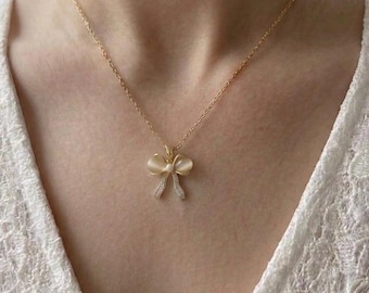 Collier nœud doré, oeil de chat, ruban CZ pavé, effet de perles synthétiques