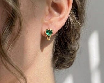 Grosses boucles d'oreilles Huggie Hoop en forme de coeur vert - puces d'oreilles coeur vert émeraude - petites créoles audacieuses de style vintage