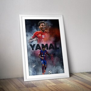 Peut inclure: Impression encadrée représentant un joueur de football en maillot rouge et bleu. Le nom "YAMAL" est mis en évidence. Le fond est orné d'un effet fumé artistique avec des éclaboussures de couleurs.