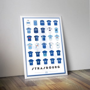 Pu&ograve; includere: Un poster che presenta una collezione di maglie da calcio del club di calcio di Strasburgo. Le maglie sono esposte in ordine cronologico, a partire dai design pi&ugrave; antichi e terminando con i pi&ugrave; recenti. Il poster include il testo "STRASBOURG" e "Depuis 1905".