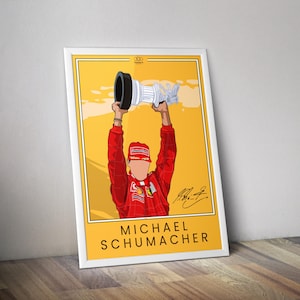 Pode incluir: Um pôster amarelo e branco com uma ilustração de desenho animado de um piloto de corrida de carros segurando um troféu acima de sua cabeça. O piloto está vestindo um macacão de corrida vermelho com um capacete branco. O pôster tem o texto "MICHAEL SCHUMACHER" na parte inferior.