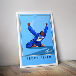 Peut inclure: Une illustration numérique d'un athlète de judo en uniforme bleu avec le texte "FRA" et "Teddy Riner" sur l'uniforme. L'athlète lève les deux bras en signe de victoire. Le fond est bleu clair. Le texte "Teddy Riner" est en bas de l'image.