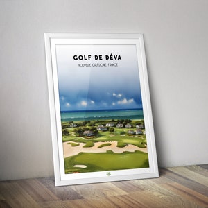 Peut inclure: Une affiche encadrée avec un fond blanc et du texte noir qui dit "GOLF DE DÊVA NOUVELLE CALÉDONIE, FRANCE". L'affiche présente une vue aérienne d'un terrain de golf avec de l'herbe verte, des bâtiments blancs et une mer bleue en arrière-plan.
