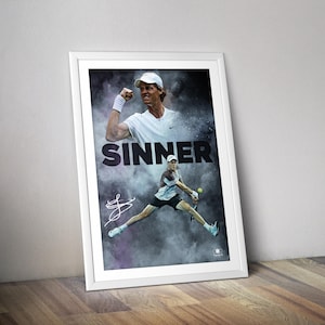 Puede incluir: Un póster enmarcado con el tenista Sinner. El póster tiene un borde blanco y muestra dos imágenes del atleta, con el nombre "SINNER" en letras grandes. El fondo es un diseño ahumado y artístico con una firma.