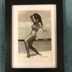 Bettie Page pin-upgirl gematteerd en ingelijste ansichtkaart/afdruk 6 x 8 inch, gemaakt door Bunny Yeager. Bikini-strandhouding