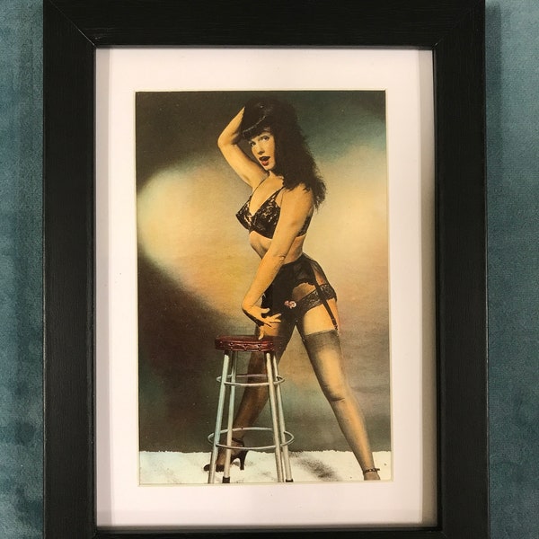 Bettie Page Pin Up Girl emmêlé et encadré carte postale/impression 6 "x 8" Photo par Bunny Yeager. Pose de tabouret sexy