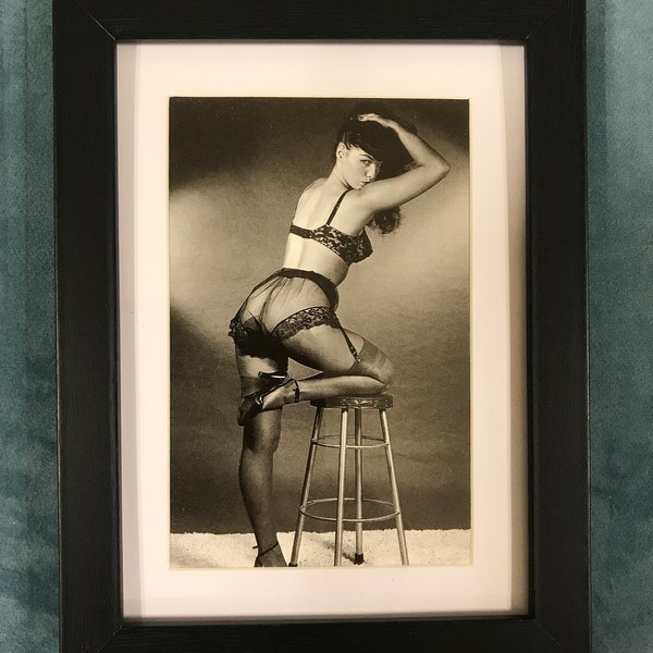 Bettie Page Pin Up Girl emmêlé et encadré carte postale/impression 6 "x 8" Photo par Bunny Yeager. Pose de tabouret sexy